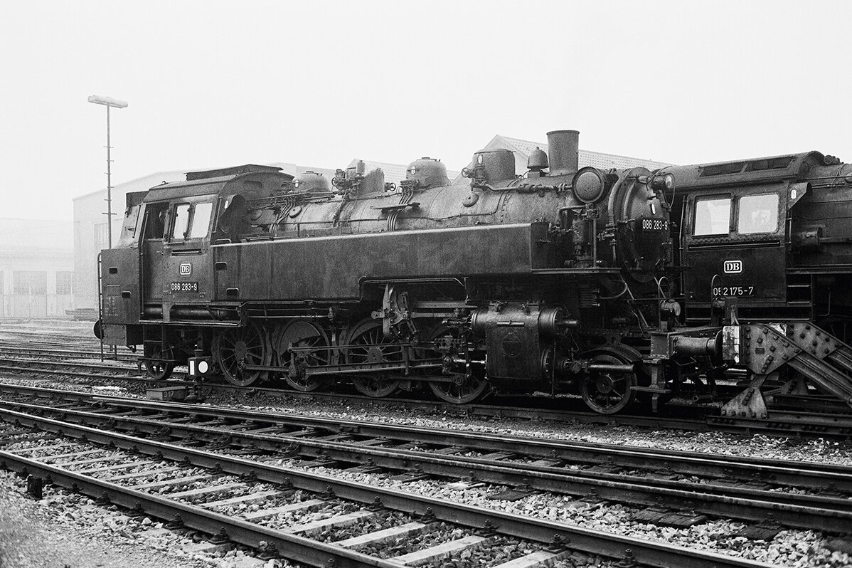 Steam locomotive 86-283 in black and white