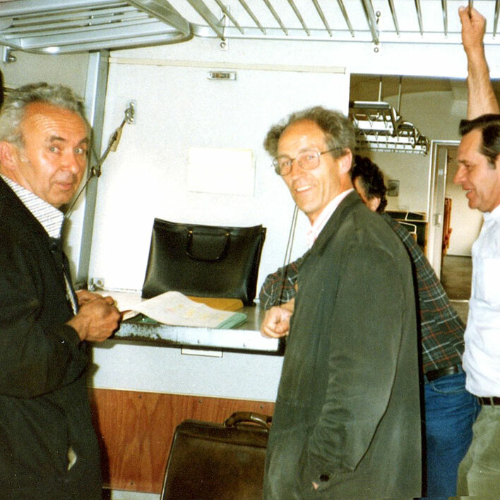 Ausbildungslokführer Erich Goller (links) mit einer Lehrgangsgruppe im Jahr 1981