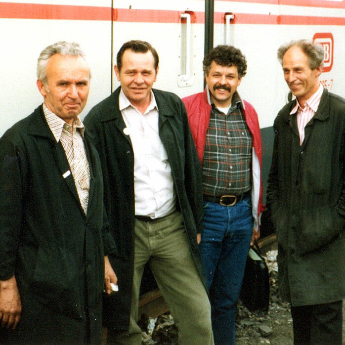 Ausbildungslokführer Erich Goller (links) mit einer Lehrgangsgruppe im Jahr 1981