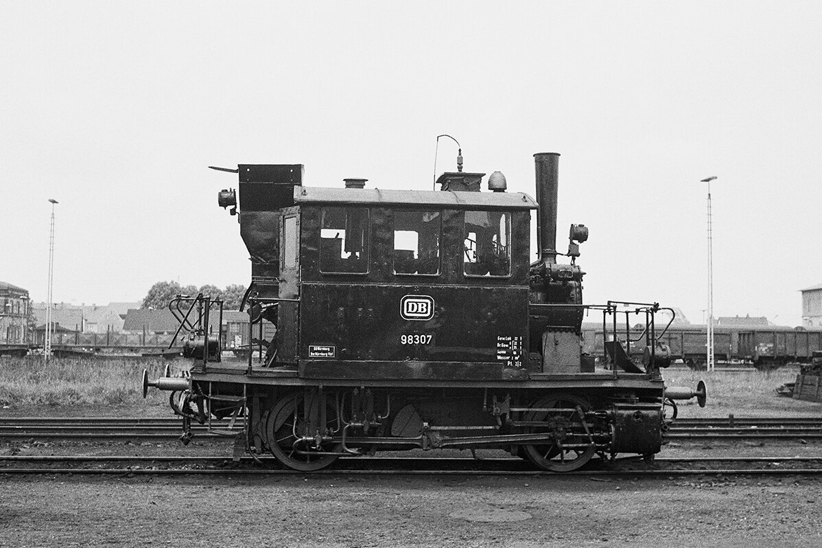 Side view of the steam locomotive 98-307 in black and white