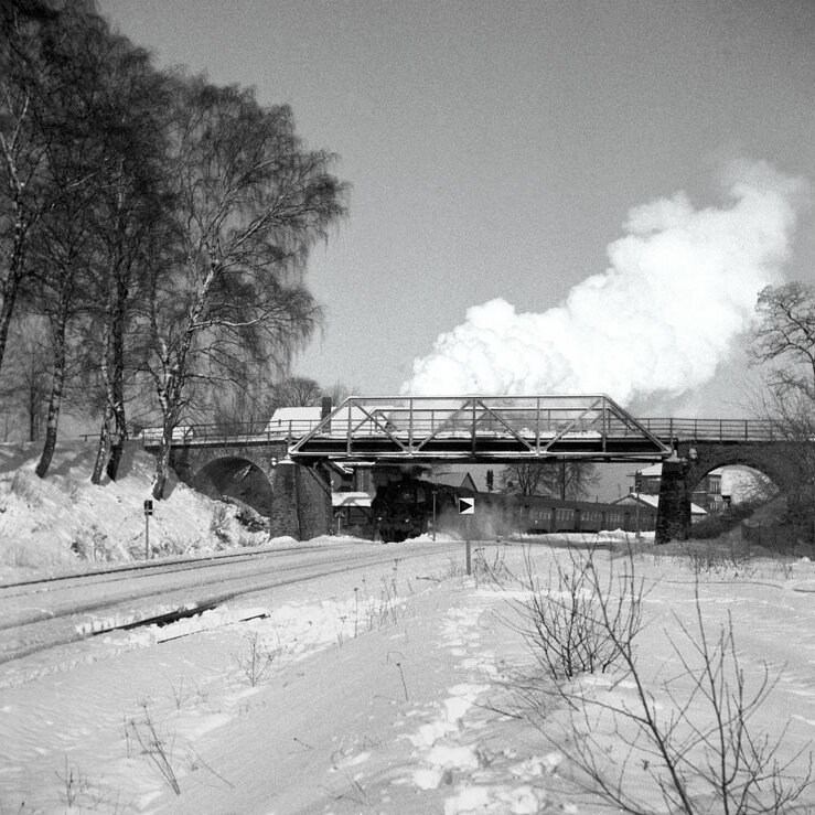 Train 051 396-7 passing the bridge | 05-01-1969 | Source: Gernot Dietel