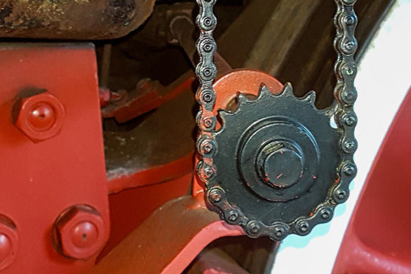 Detailaufnahme eines Zahnrads mit Kette an der Lok 10-001