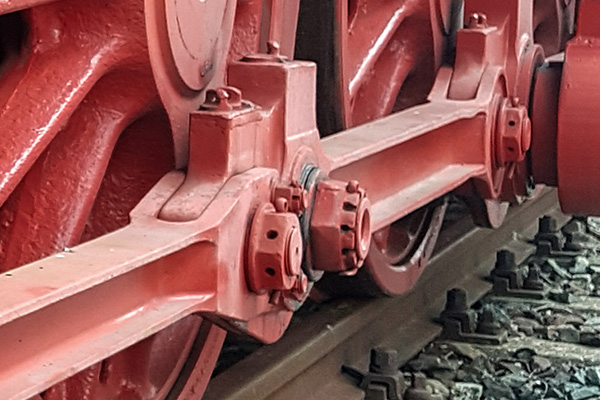 Close up of the wheels of the locomotive 44-276