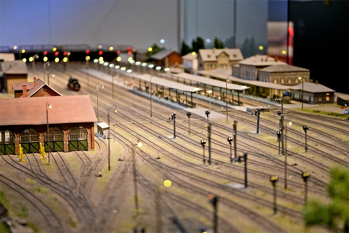 View of the model railway layout across the tracks of Neuenmarkt-Wirsberg station