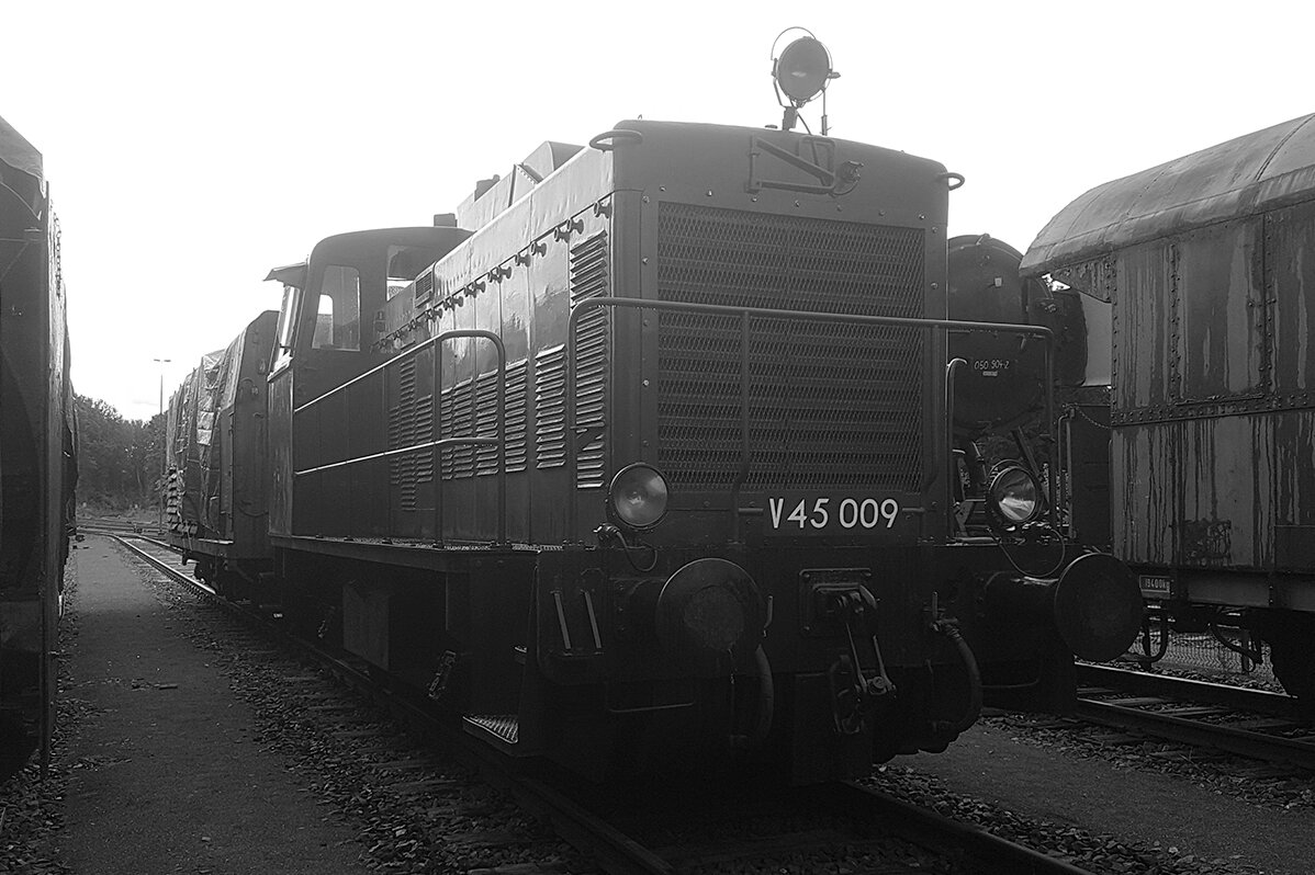 Diesel shunter V45 009 in black and white