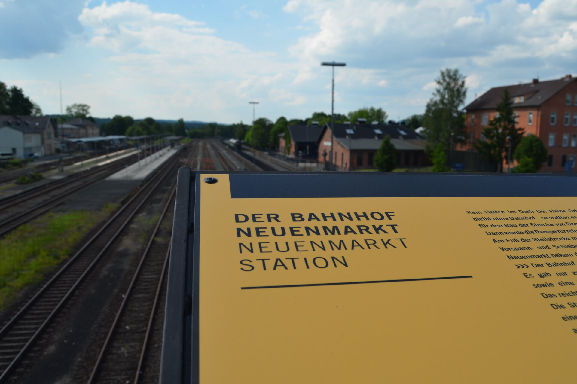 Eine Infotafel über den Bahnhof Neuenmarkt