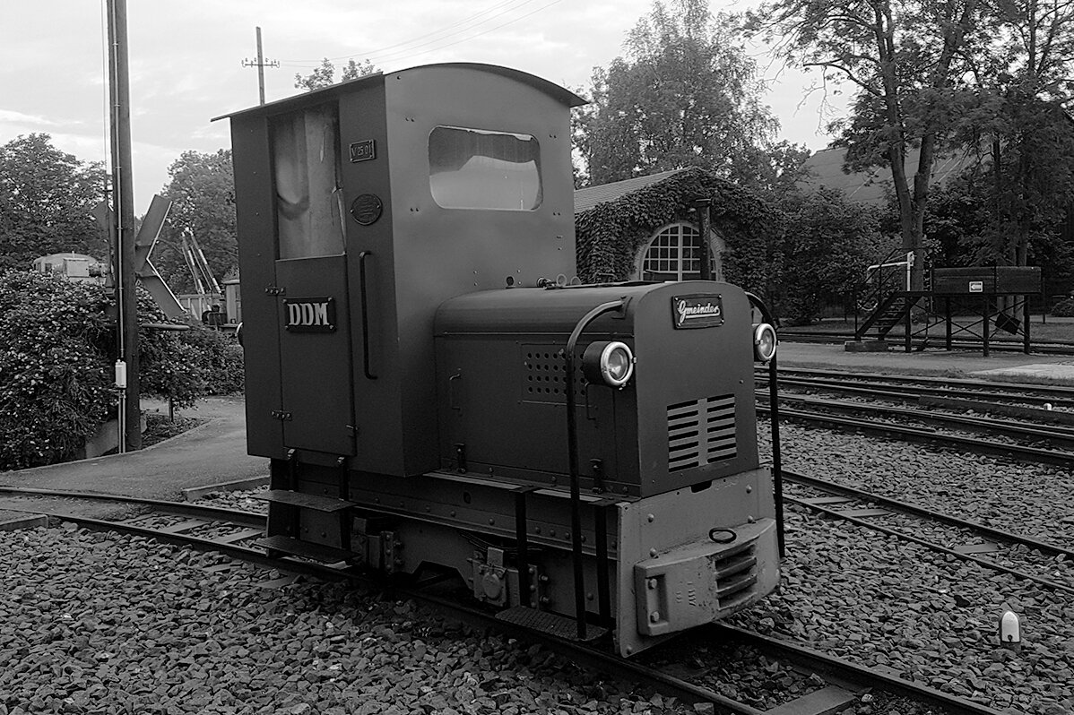 Diesel locomotive V2501 by manufacturer Gemeinder in black and white