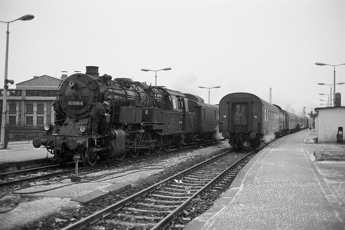 Steam locomotive 95-016 in black and white
