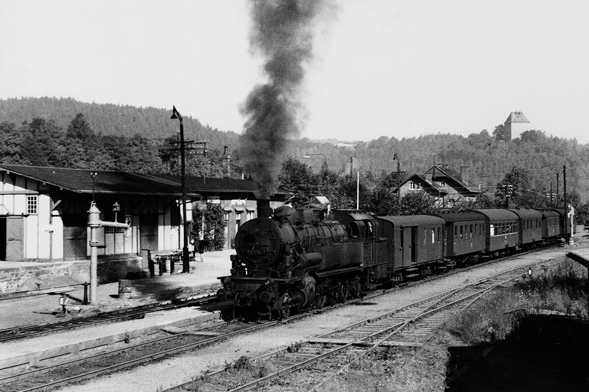 Steam locomotive 93-526 at work in black and white