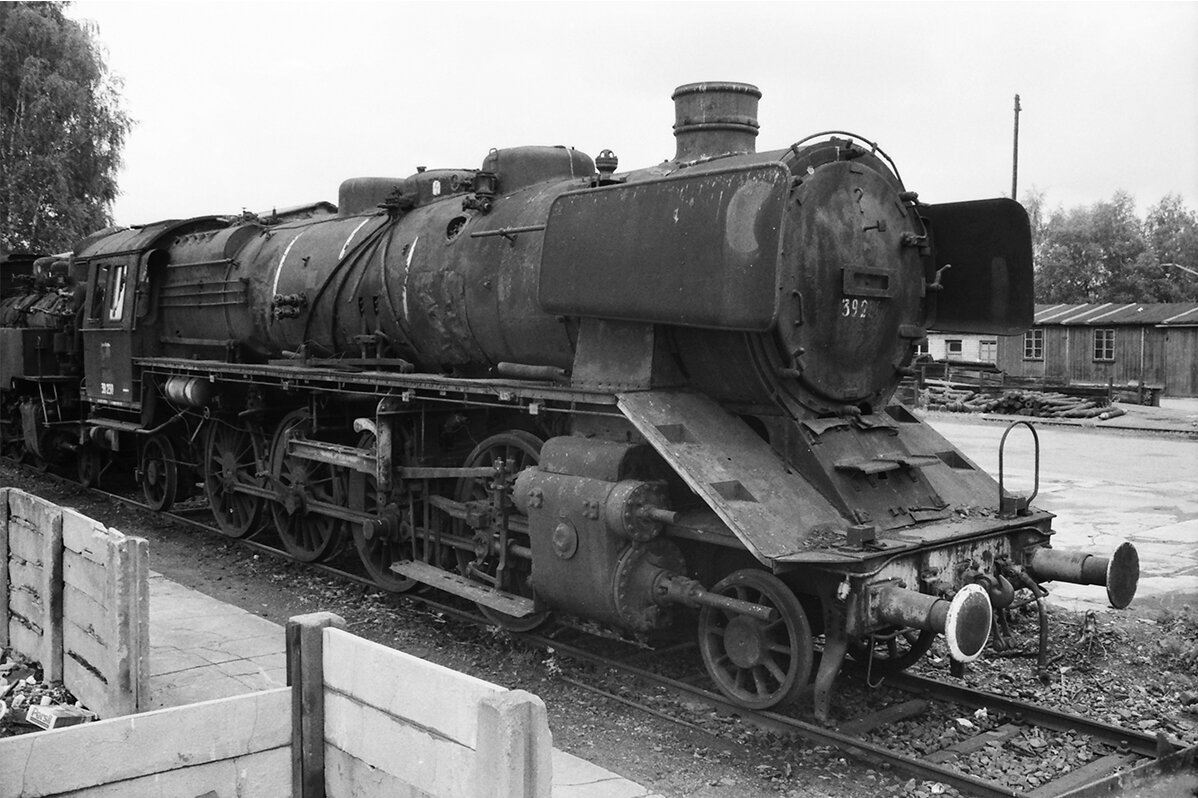 Stean locomotive 39-230 in black and white
