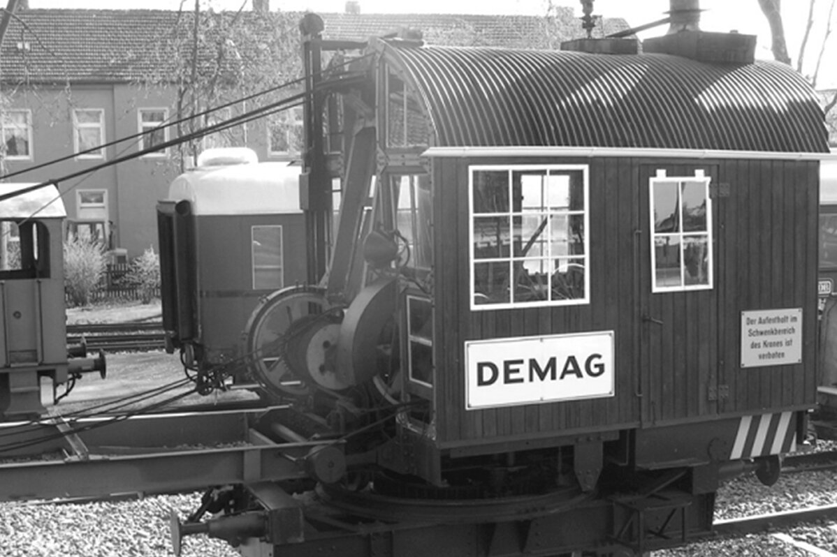 Selfdriving steam derrick manufactured by the Demag AG in black and white