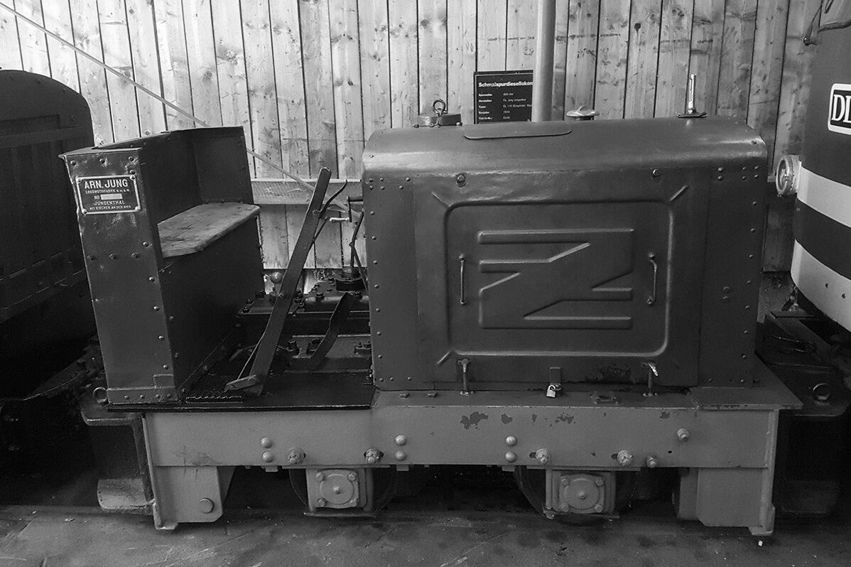 Diesellok "EL 110" der Firma Jung in schwarz-weiß