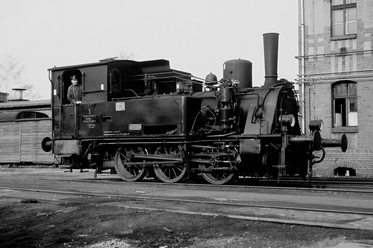 Lokführer im Führerhaus der Dampflok 89-6024 in schwarz-weiß