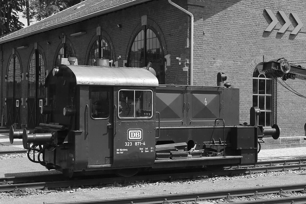Seitenansicht der Diesellok 323-871-4 in schwarz-weiß