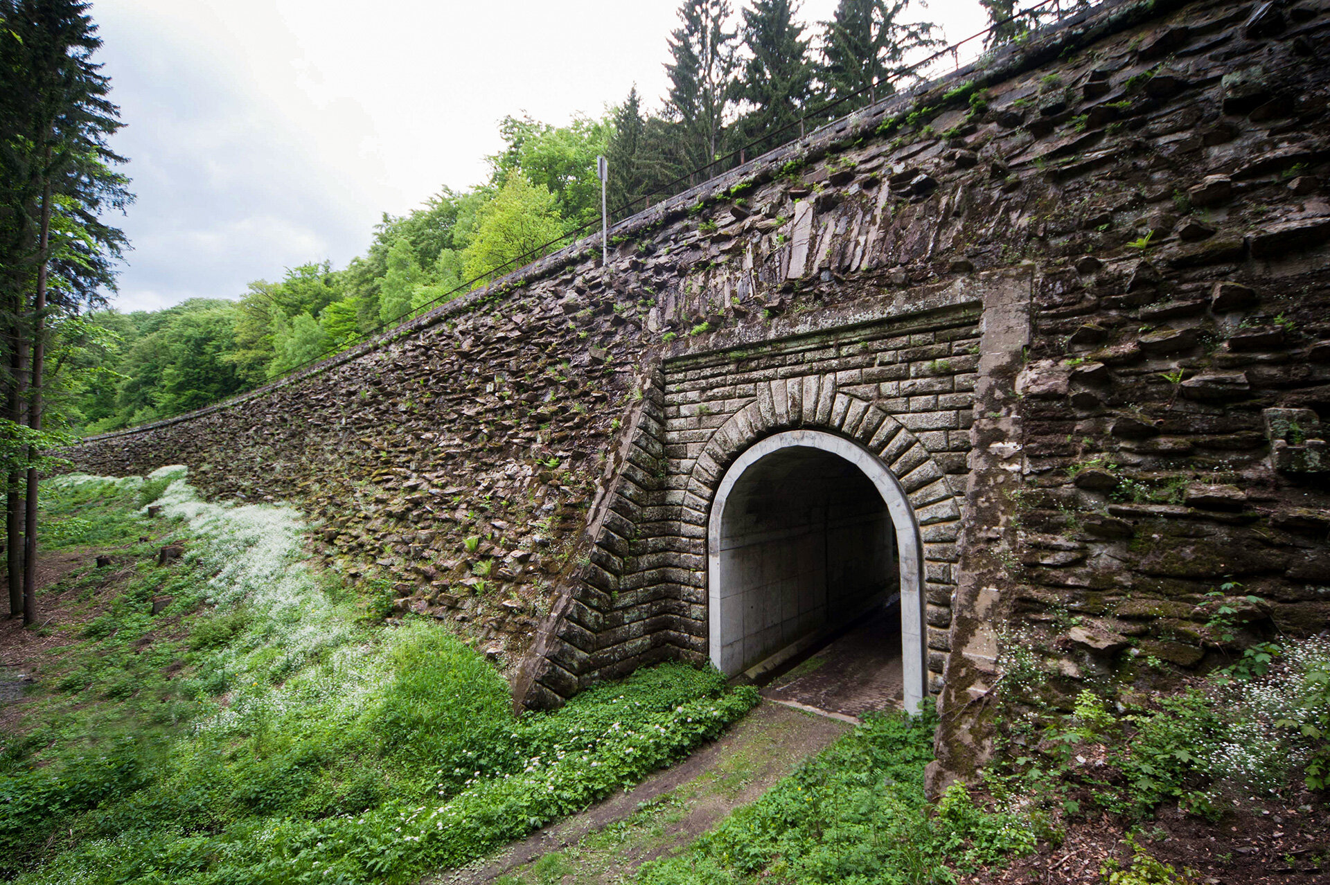 A passage leads under the railway track of the Schiefe Ebene