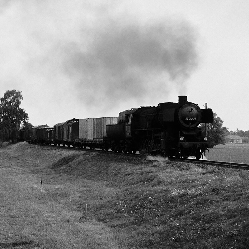 Steam locomotive 52-4924 at work in black and white