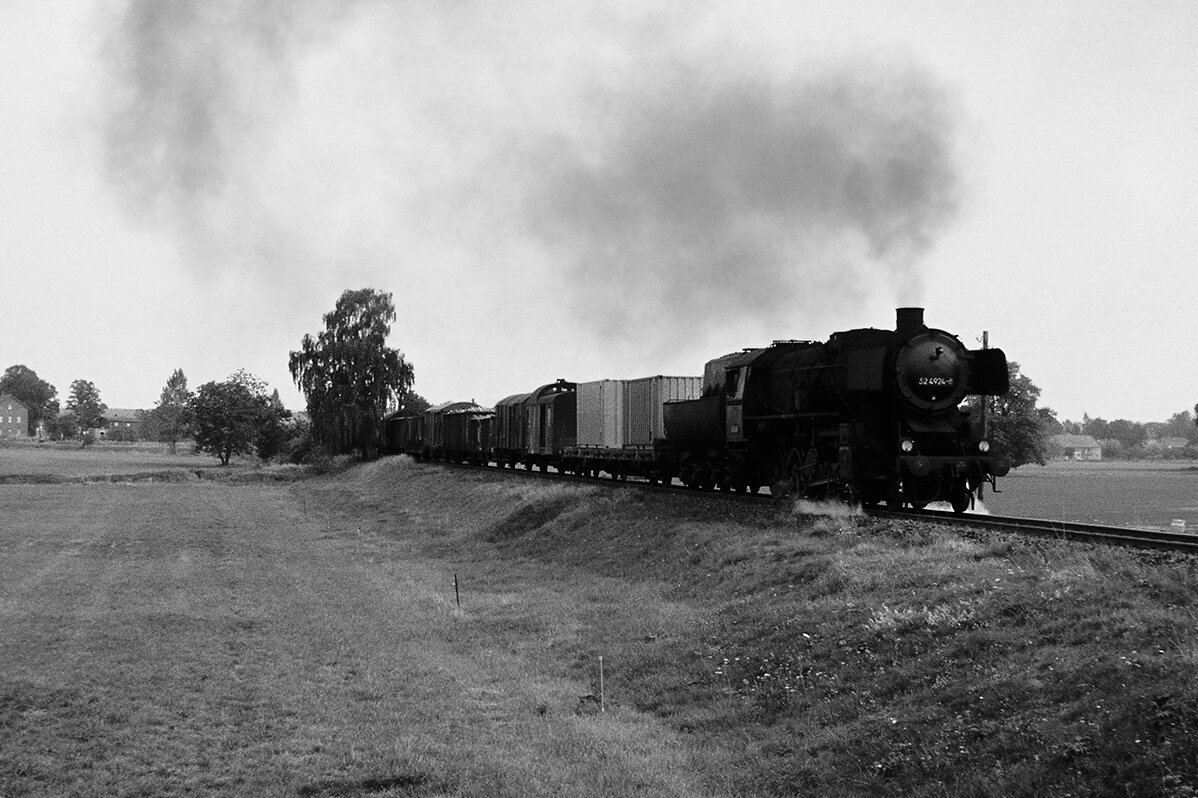 Steam locomotive 52-4924 at work in black and white