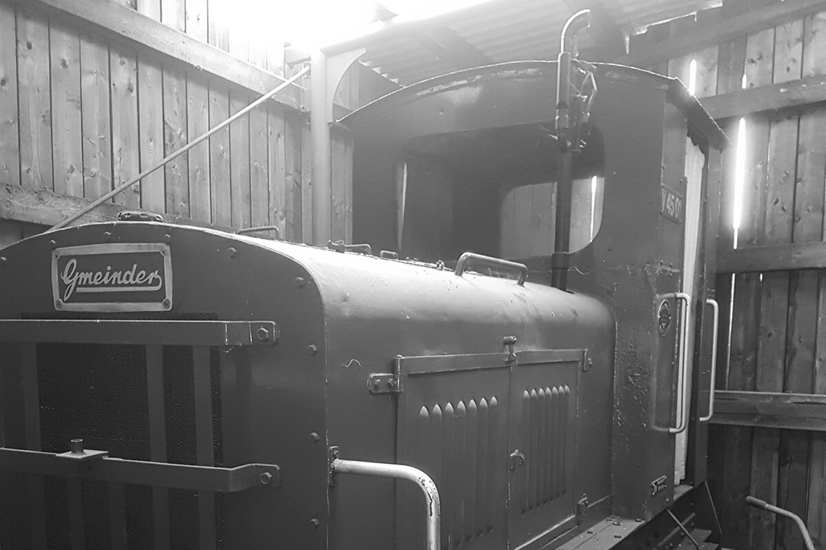 Diesel locomotive V4501 by the manufacturer Gemeinder in black and white