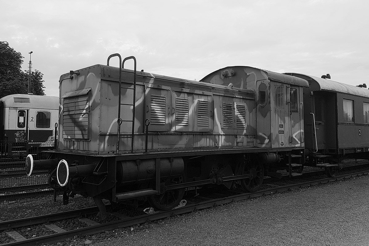 Diesel shunter V20 042 in black and white