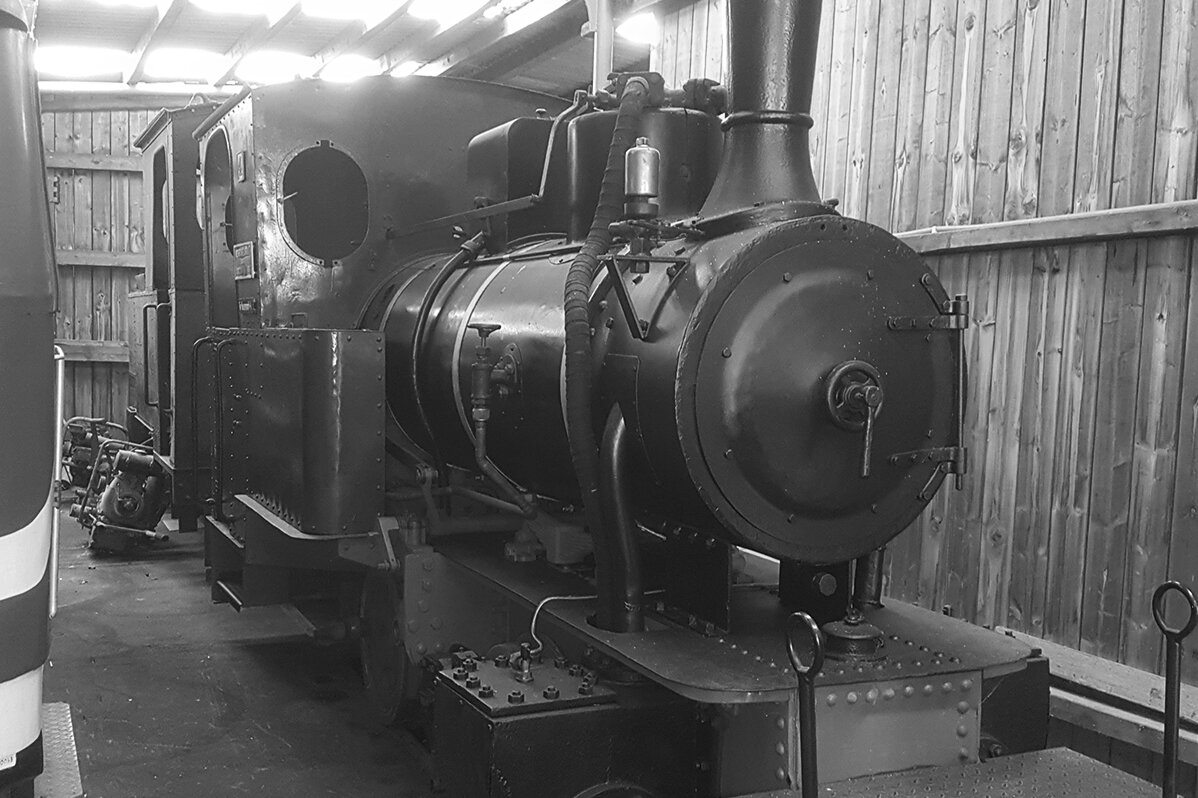Steam locomotive 4 in black and white