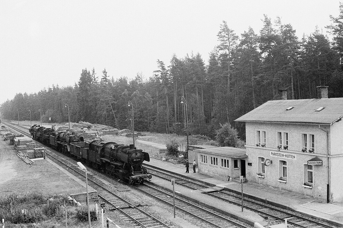Steam locomotive 50-975 arrives at Parkstein-Hütten station in black and white