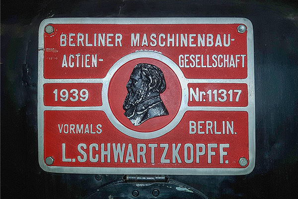 Schild mit Aufschrift "Berliner Maschinenbau-Actien-Gesellschaft 1939 Nr. 11317" an Lok 01-1061