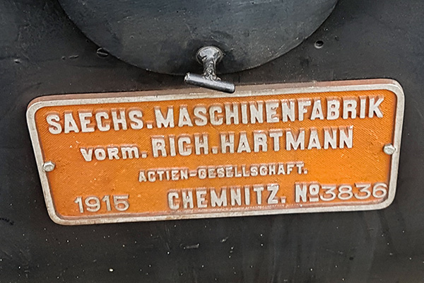 Schild mit Aufschrift "Saechs. Maschinenfabrik vorm. Rich. Hartmann Actien-Gesellschaft 1915" an der Lok 75-501