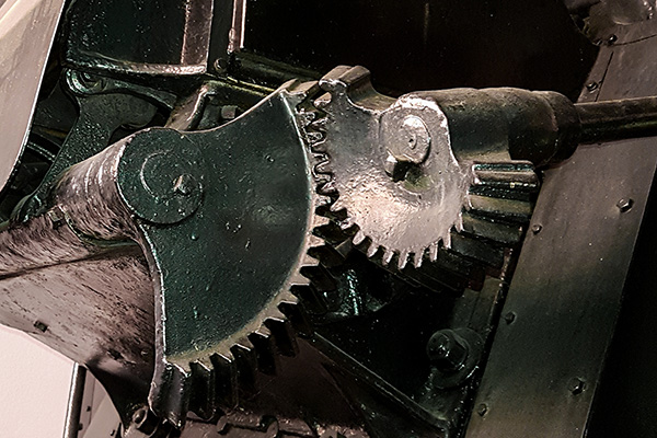 Close up of two gear wheels of the locomotive 98-307