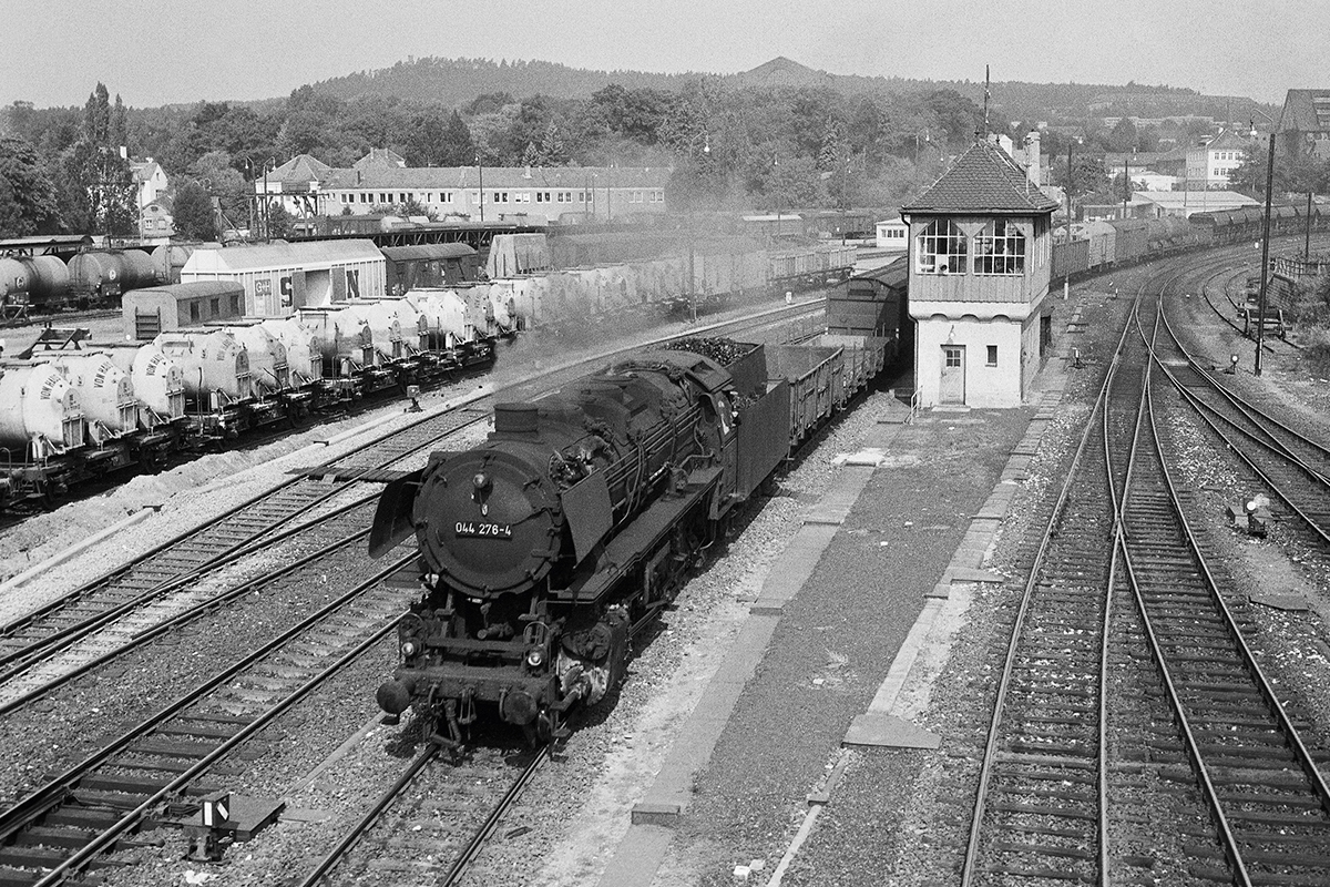 Steam locomotive 44-276 going towards the camera in black and white