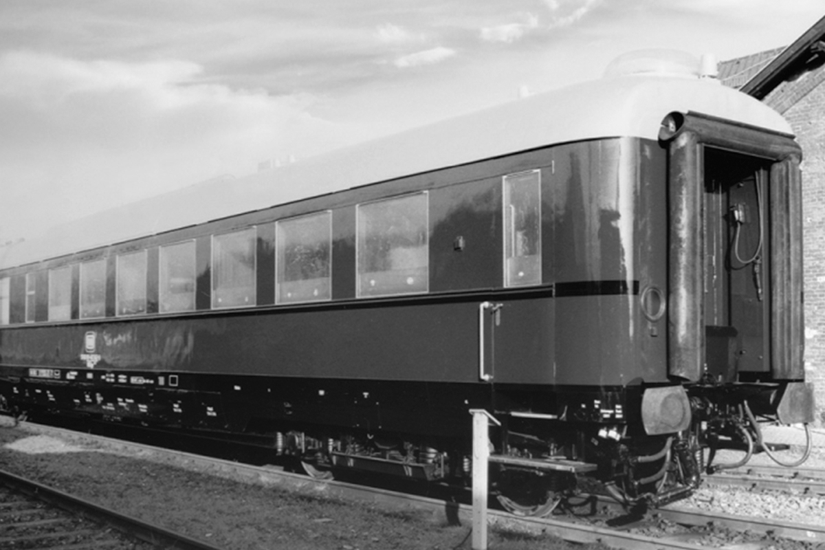 Dining car "Salon R4ü-37 with the number 10-242 in black and white