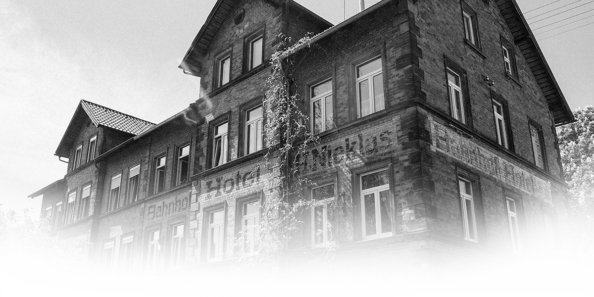 Das im Jahr 1900 eröffnete Bahnhofshotel in schwarz-weiß