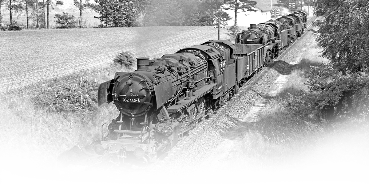 Lok 052 440-5 in Betrieb in schwarz-weiß