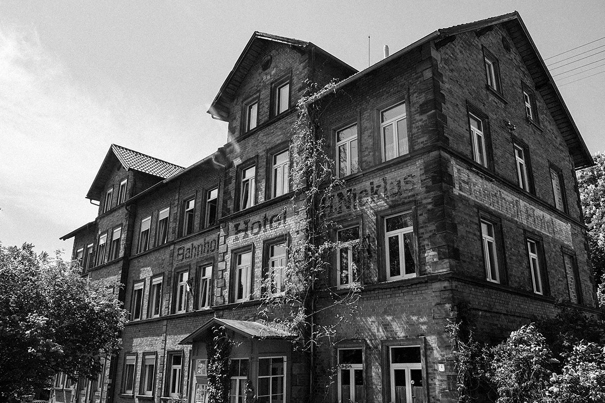 The station hotel in Neuenmarkt in black and white
