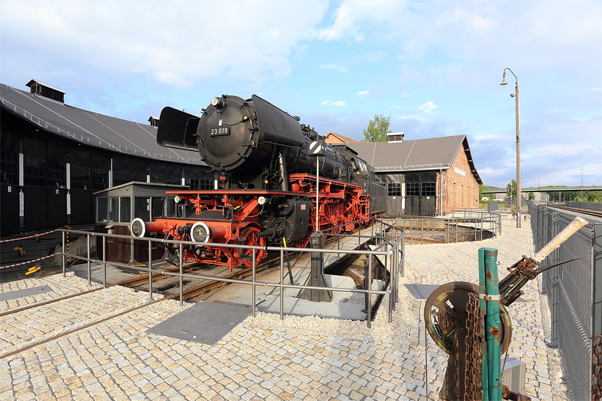 Turntable with locomotive 23 019 in front of the engine shed 