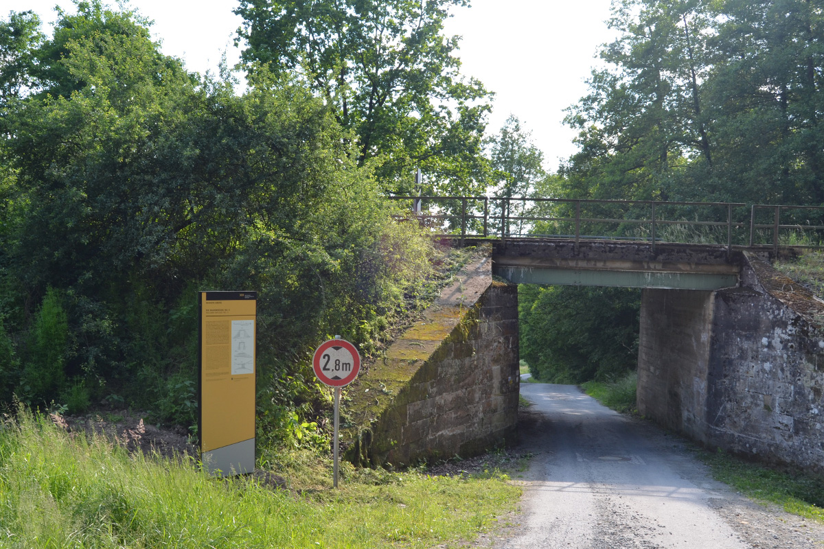 Eine Brücke führt die Gleise über eine Unterführung