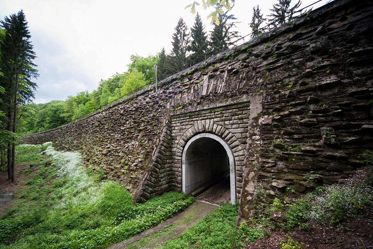 A passage passes under the railway track of the Schiefe Ebene